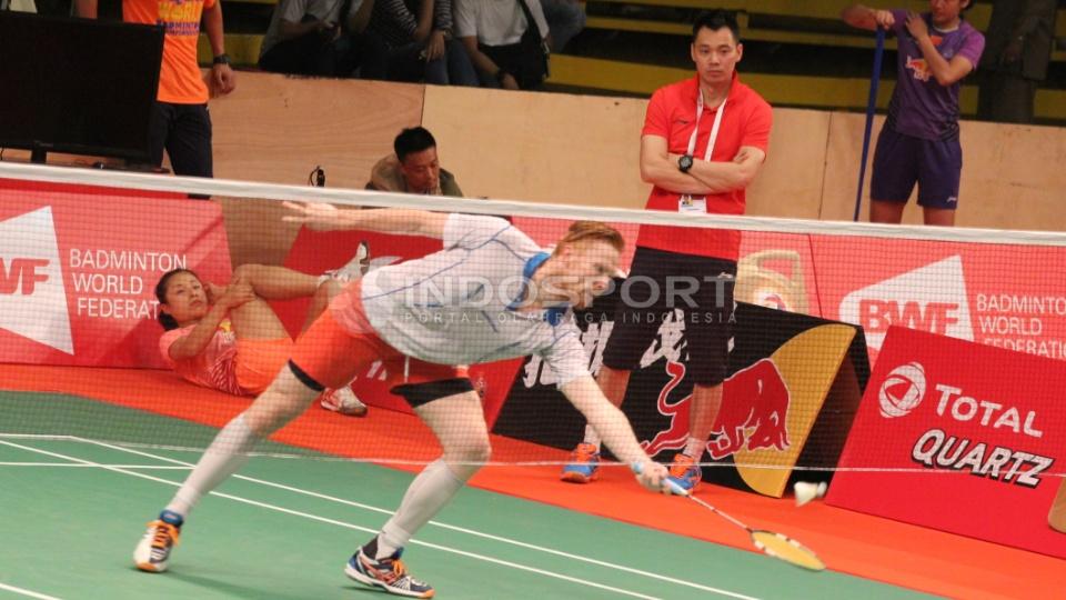 Pelatih tunggal putra Tiongkok Ji Xinpeng (tengah) mengamati para pemain dari negara Lithunia berlatih.
